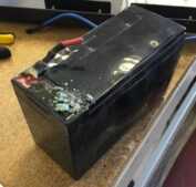 Keluar cairan atau berbusa putih kehijauan pada kutub baterai