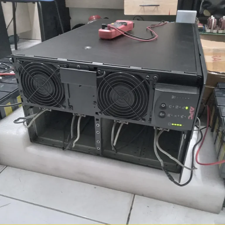 Foto bagian depan UPS APC SURT8000XLI - Second