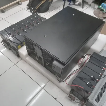 Foto dari atas UPS APC SURT8000XLI - Second