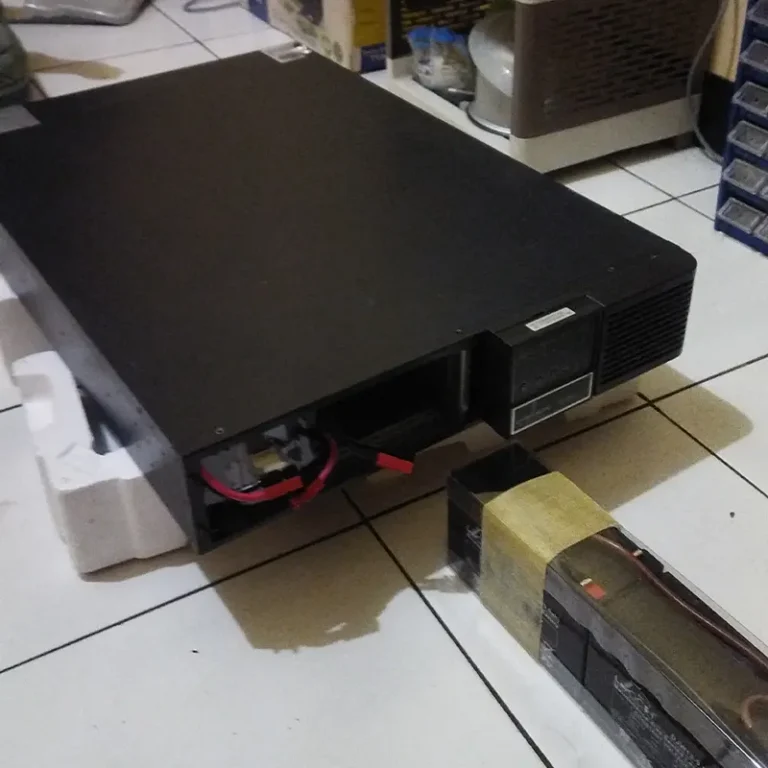 Foto dari bagian atas UPS Liebert Emerson PS3000RT3-230