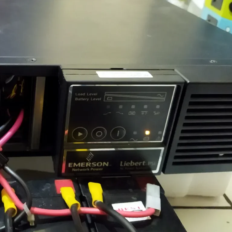 Foto dari bagian depan UPS Liebert Emerson PS3000RT3-230