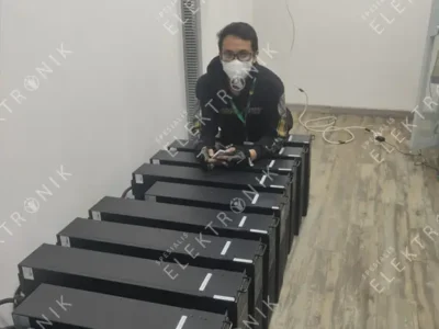 Foto Teknisi Spesialis Elektronik Setelah Maintenance UPS Astrid EnplusEvo-10KRTH Selesai