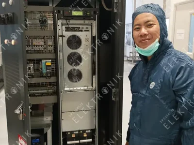 Foto Teknisi Spesialis Elektronik Setelah Proses Instalasi UPS APC Smart-UPS VT SUVT 10kVA Selesai Dan UPS Dalam Keadaan Normal