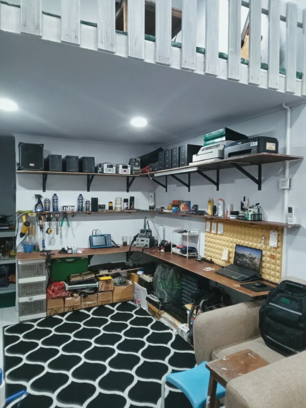 Ruang Kerja Servis Workshop Spesialis Elektronik
