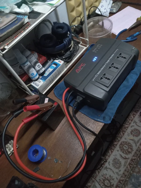 UPS APC BE500R-AS dan servis charger ups. Penambahan voltage display monitor.