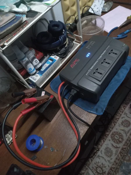 UPS APC BE500R-AS dan servis charger ups. Penambahan voltage display monitor.