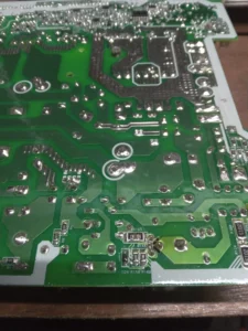 Bagian Belakang Mainboard UPS APC SRV1KI Kondisi Komponen SMD Terbakar