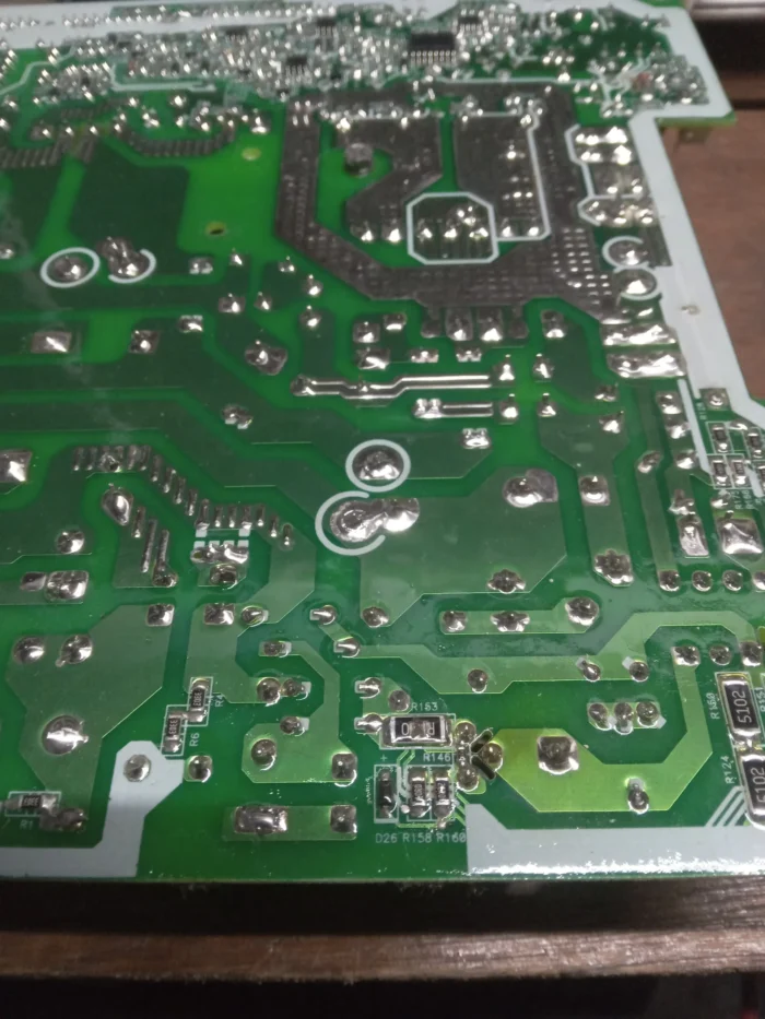 Bagian Belakang Mainboard UPS APC SRV1KI Kondisi Komponen SMD Terbakar