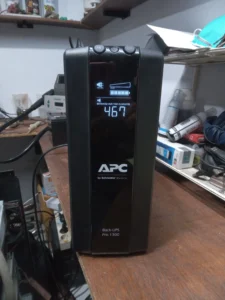 Foto kondisi UPS APC BR1300MI testing dalam kondisi normal