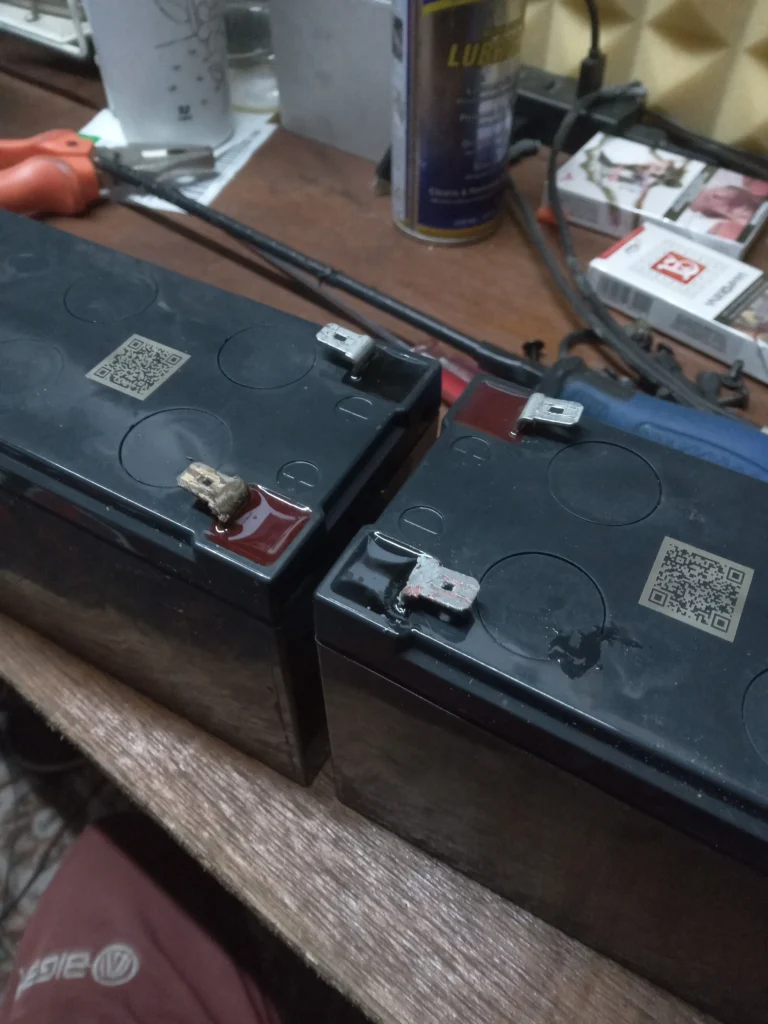 Foto kondisi battery UPS APC BR1300MI korosi dan cairan kimia bocor