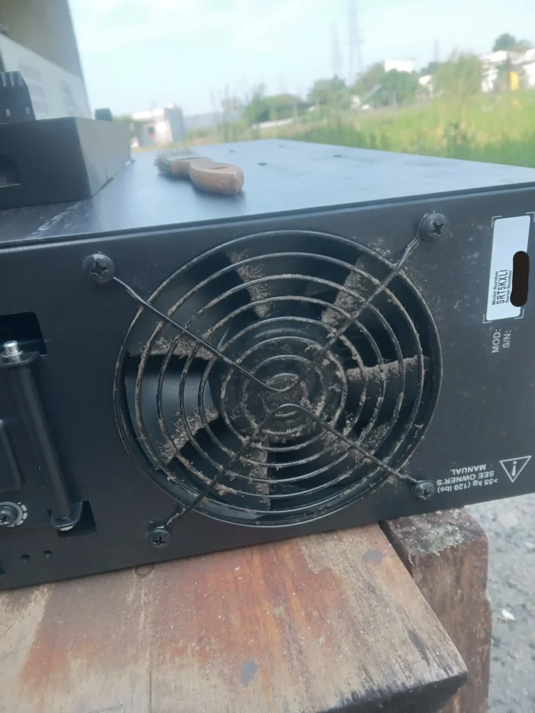 Kondisi sebelum kipas fan UPS APC SRT5KXLI di bersihkan clenning debu lembab korosi kondensasi