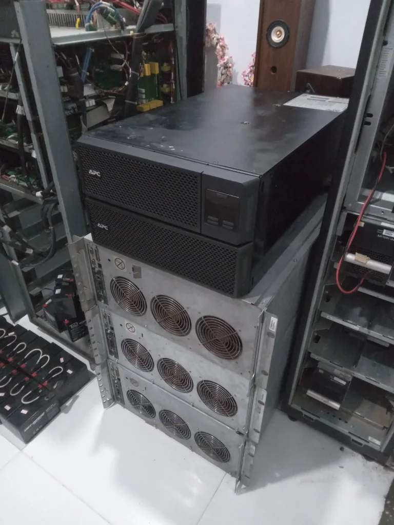 Foto UPS APC SRT8KXLI - Second Dari Samping