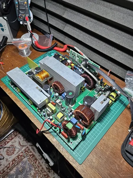 Isi dalam Mainboard Mesin Inverter Solar Charger Fintech VM IV 5.6KW