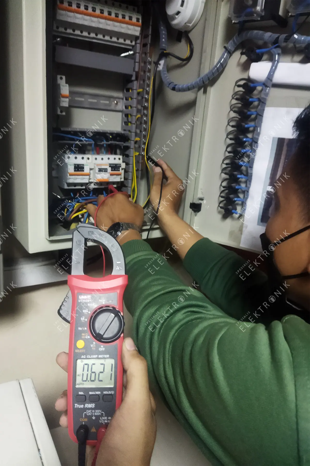 Foto Preventive Maintenance Pengecekan Panel Listrik Tegangan Input dan Output Distribusi UPS 30Kva EATON 9355-30-N-0