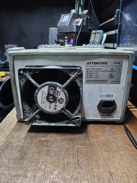 Kondisi Korosi Bagian Kipas Belakang Sebelum Diperbaiki Power Supply Perbaikan Servis PSU ATTEN KPS3050DA