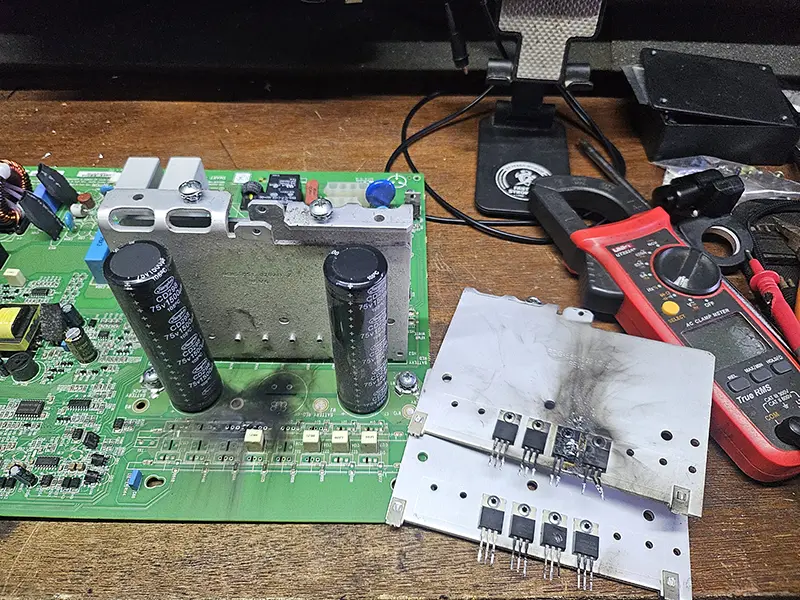 Servis Perbaikan UPS APC SMC3000I P00 Output Overload P01 Output Short Circuit P02 Output Over Voltage P13 Inverter Alert Terbakar Bau Gosong