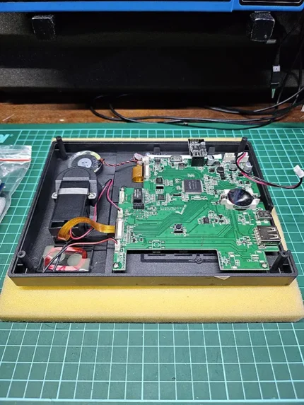 Foto Bagian Dalam Mainboard LCD Proses Servis Perbaikan Fingerprint Fingerspot