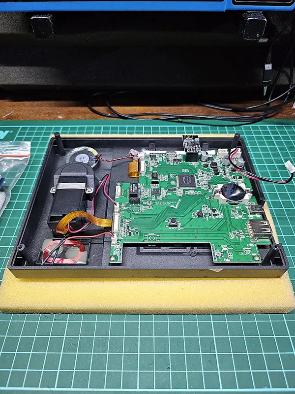 Foto Bagian Dalam Mainboard LCD Proses Servis Perbaikan Fingerprint Fingerspot