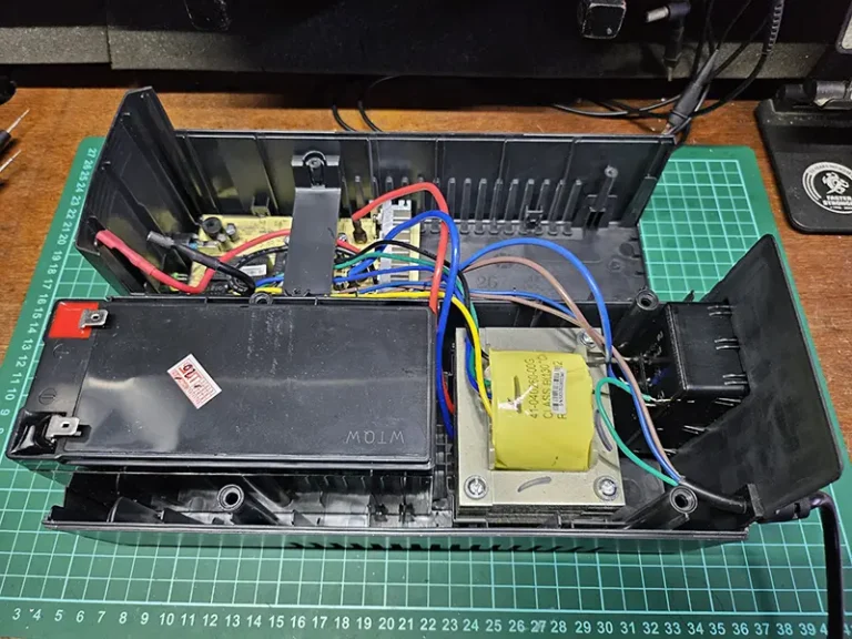 Foto Mesin Battery Dalam Perbaikan Servis UPS Prolink Pro700sfc